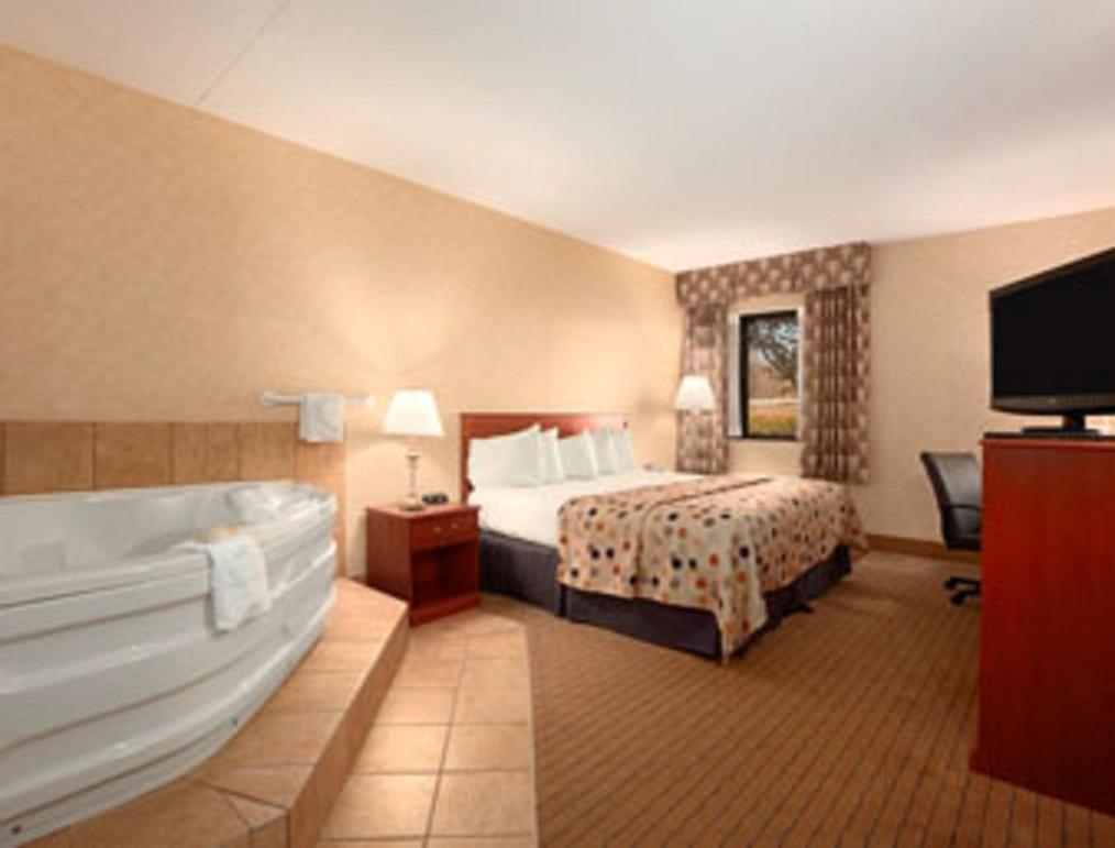Baymont By Wyndham Elkhart Otel Oda fotoğraf